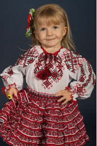 Вишиванка для дівчинки «Дарочка» білого кольору з червоно-чорним орнаментом
