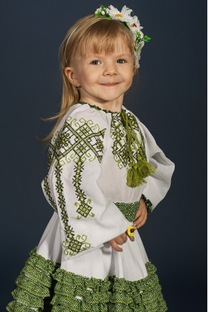 Вышиванка для девочки «Дарочка» белого цвета с зеленым орнаментом