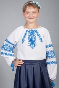 Вишиванка для дівчинки «Галинка» білого кольору з синім орнаментом