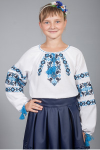 Вышиванка для девочки «Галочка» белого цвета с черно-голубым орнаментом