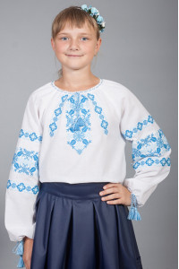 Вышиванка для девочки «Галочка» белого цвета с голубым орнаментом