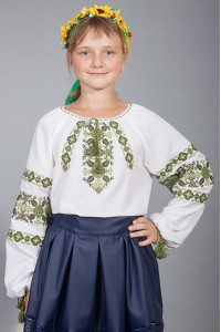 Вышиванка для девочки «Галочка» белого цвета с зеленым орнаментом
