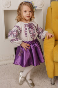 Вышиванка для девочки «Галочка» белого цвета с фиолетовым орнаментом