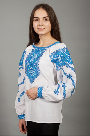 Вышиванка «Алевтина» белого цвета с синим орнаментом