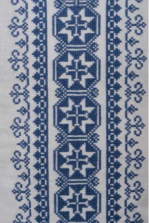 Вышиванка мужская «Мирон» с синим орнаментом