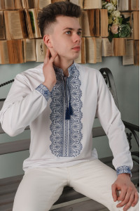 Вышиванка мужская «Илья» белого цвета с синим орнаментом