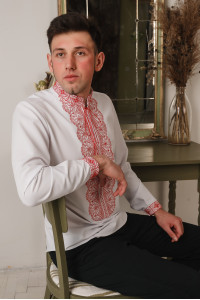 Вышиванка мужская «Илья» белого цвета с красным орнаментом