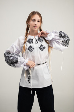 Вышиванка для девочки «Тенета ніжності» белого цвета с черным орнаментом