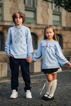 Вышитый комплект для мальчика и девочки «Батьківський дар» голубого цвета