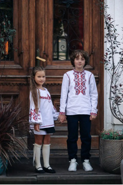 Вишитий комплект для хлопчика та дівчинки «Батьківський дар» білого кольору