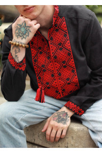 Мужская вышиванка «Атаман» черная с красным орнаментом