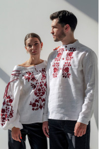 Парный комплект вышиванок «Романтика» белого цвета с вишневым орнаментом