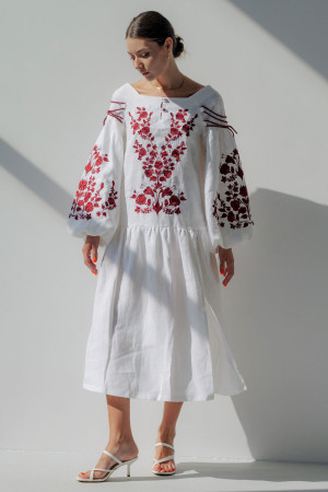 Вишита сукня «Романтика» білого кольору з вишневим орнаментом