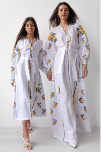 Комплект вышитых платьев «Украинская традиция» белого цвета с желто-голубым орнаментом