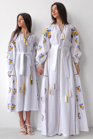 Комплект вишитих суконь «Українська традиція» білого кольору з жовто-блакитним орнаментом
