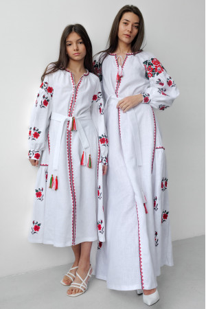 Комплект вышитых платьев «Украинская традиция» белого цвета с красным орнаментом
