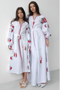 Комплект вышитых платьев «Украинская традиция» белого цвета с красным орнаментом