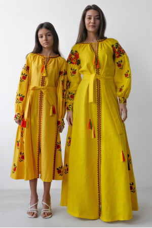 Комплект вишитих суконь «Українська традиція» жовтого кольору з червоним орнаментом