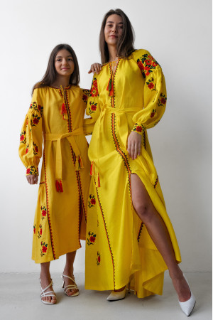 Комплект вышитых платьев «Украинская традиция» желтого цвета с красным орнаментом