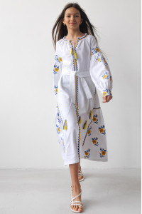 Сукня для дівчинки «Українська традиція» білого кольору з жовто-блакитним орнаментом, довга