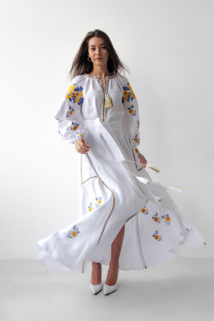 Сукня «Українська традиція» білого кольору з жовто-блакитним орнаментом