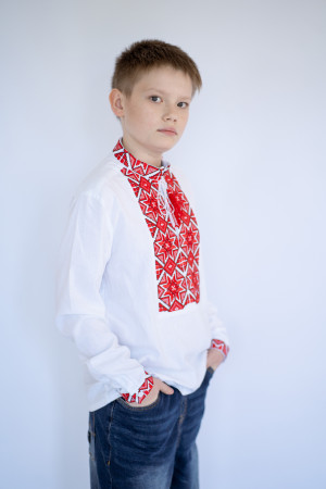 Вишиванка для хлопчика «Розкіш» білого кольору з червоним орнаментом