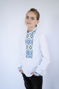 Вишиванка для хлопчика «Чарівна стихія» білого кольору з жовто-блакитним орнаментом