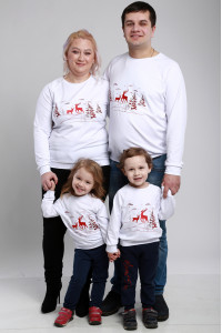 Семейный комплект свитшотов «Зимний праздник» белого цвета с красным орнаментом