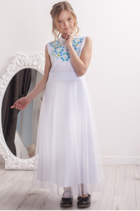 Сукня для дівчинки «Квіткова гармонія» білого кольору з блакитною вишивкою