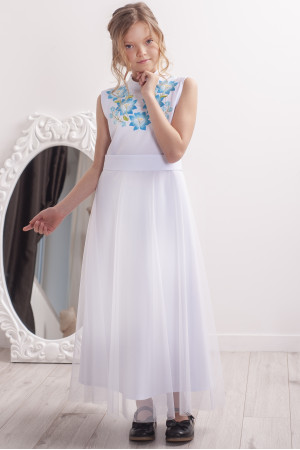 Платье для девочки «Цветочная гармония» белого цвета с голубой вышивкой