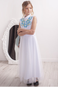 Платье для девочки «Цветочная гармония» белого цвета с голубой вышивкой