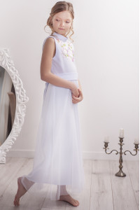 Платье для девочки «Цветочная гармония» белого цвета с розовой вышивкой