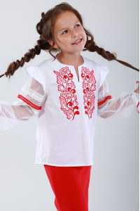 Вышиванка для девочки «Восхитительное мгновение» белого цвета с красным орнаментом