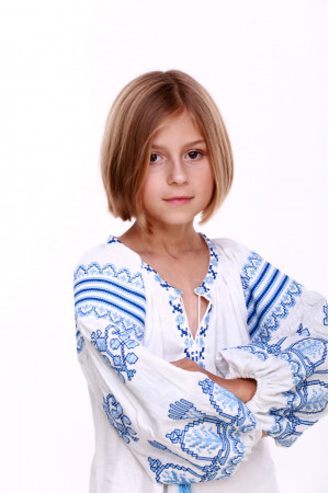 Платье для девочки «Роскошь» белое с голубым орнаментом