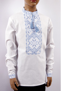 Вишиванка для хлопчика «Володар» білого кольору з блакитним орнаментом