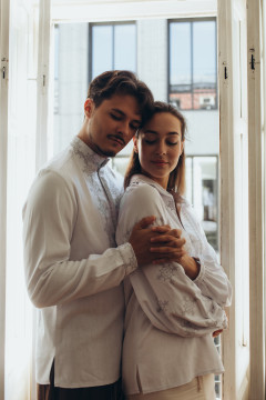 Парний комплект вишиванок «Зореслава та Зореслав» білого кольору