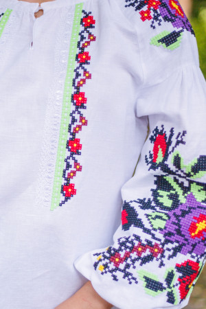 Вышиванка «Анастасия» белого цвета с зеленой вышивкой
