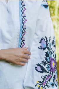 Вышиванка «Анастасия» белого цвета с синей вышивкой