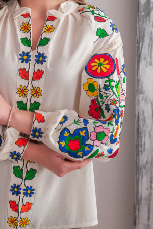 Вышиванка «Веснянка» молочного цвета с многоцветным орнаментом