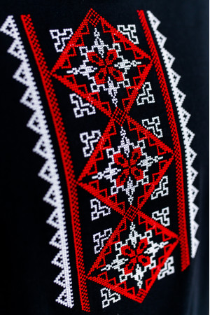 Мужская вышитая футболка «Оберег» черного цвета с красным орнаментом