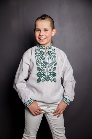 Вышиванка для мальчика «Всеволод» белого цвета с зеленым орнаментом