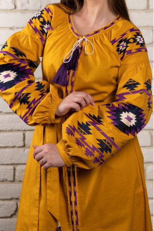Платье «Калейдоскоп» горчичного цвета с фиолетовым орнаментом