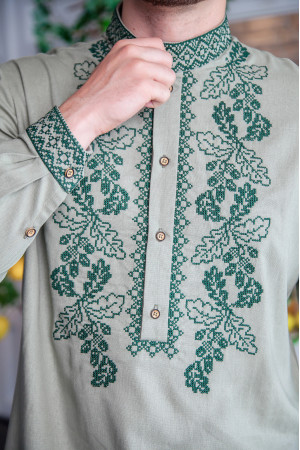Мужская вышиванка «Мощь» цвета хаки с зеленым орнаментом