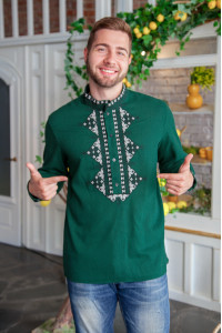 Мужская вышиванка «Алатырь» зеленого цвета с черно-белым орнаментом