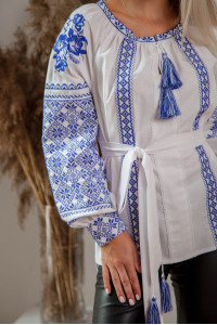 Вышиванка «Радослава» белого цвета с синим орнаментом