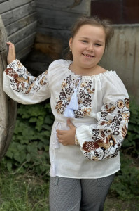 Вышиванка для девочки «Кукушечка» белого цвета с коричневым орнаментом