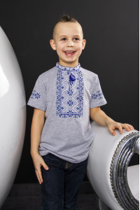 Футболка для мальчика «Зорянчик» серого цвета с сине-белым орнаментом