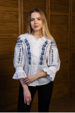 Вишиванка «Люція» білого кольору з синім орнаментом