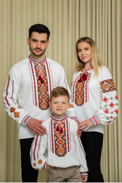 Сімейний комплект вишиванок «Русланчики» молочного кольору з червоним орнаментом