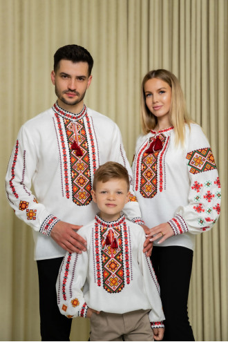 Сімейний комплект вишиванок «Русланчики» молочного кольору з червоним орнаментом